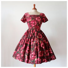 Laden Sie das Bild in den Galerie-Viewer, 1950s - Gorgeous Abstract Floral Cotton Dress - W27 (68cm)
