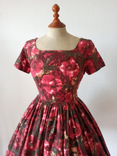 Laden Sie das Bild in den Galerie-Viewer, 1950s - Gorgeous Abstract Floral Cotton Dress - W27 (68cm)
