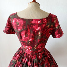 Cargar imagen en el visor de la galería, 1950s - Gorgeous Abstract Floral Cotton Dress - W27 (68cm)
