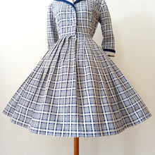 Carica l&#39;immagine nel visualizzatore di Gallery, 1950s - Gorgeous Sailor Collar Textured Cotton Dress - W26 (66cm)

