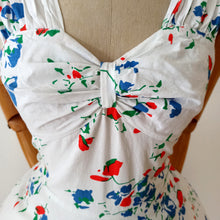 Laden Sie das Bild in den Galerie-Viewer, VTG Does 1950s - ETAM, Germany - Stunning Cotton Dress - W28 (72cm)
