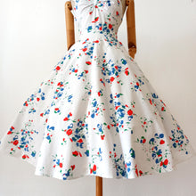 Laden Sie das Bild in den Galerie-Viewer, VTG Does 1950s - ETAM, Germany - Stunning Cotton Dress - W28 (72cm)
