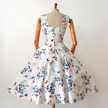 Cargar imagen en el visor de la galería, VTG Does 1950s - ETAM, Germany - Stunning Cotton Dress - W28 (72cm)
