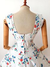 Laden Sie das Bild in den Galerie-Viewer, VTG Does 1950s - ETAM, Germany - Stunning Cotton Dress - W28 (72cm)
