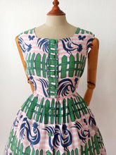 Cargar imagen en el visor de la galería, 1950s - PARIS - Fabulous Roosters Novelty Print Dress - W26/27 (66/68cm)
