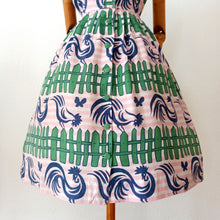 Cargar imagen en el visor de la galería, 1950s - PARIS - Fabulous Roosters Novelty Print Dress - W26/27 (66/68cm)
