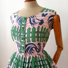 Charger l&#39;image dans la galerie, 1950s - PARIS - Fabulous Roosters Novelty Print Dress - W26/27 (66/68cm)
