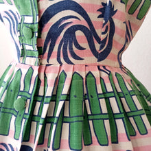 Cargar imagen en el visor de la galería, 1950s - PARIS - Fabulous Roosters Novelty Print Dress - W26/27 (66/68cm)
