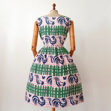 Laden Sie das Bild in den Galerie-Viewer, 1950s - PARIS - Fabulous Roosters Novelty Print Dress - W26/27 (66/68cm)
