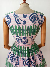 Laden Sie das Bild in den Galerie-Viewer, 1950s - PARIS - Fabulous Roosters Novelty Print Dress - W26/27 (66/68cm)
