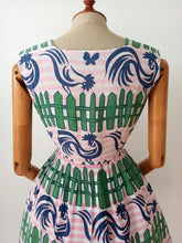 Charger l&#39;image dans la galerie, 1950s - PARIS - Fabulous Roosters Novelty Print Dress - W26/27 (66/68cm)
