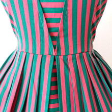 Laden Sie das Bild in den Galerie-Viewer, 1950s 1960s - WENJA, Germany - Pink Green Stripes Dress - W25 (64cm)
