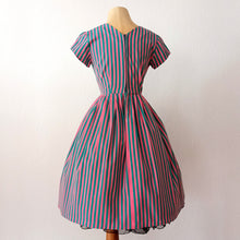 Laden Sie das Bild in den Galerie-Viewer, 1950s 1960s - WENJA, Germany - Pink Green Stripes Dress - W25 (64cm)
