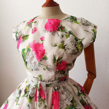 Laden Sie das Bild in den Galerie-Viewer, 1950s - TREVIRA, Germany - Stunning Chrysanthemum Dress - W26 (66cm)
