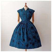 Laden Sie das Bild in den Galerie-Viewer, 1950s - Exquisite Teal Blue Satin &amp; Velvet Dress - W30 (76cm)
