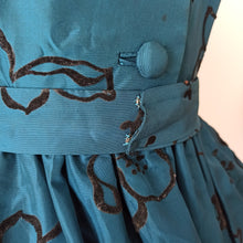 Cargar imagen en el visor de la galería, 1950s - Exquisite Teal Blue Satin &amp; Velvet Dress - W30 (76cm)
