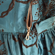 Laden Sie das Bild in den Galerie-Viewer, 1950s - Exquisite Teal Blue Satin &amp; Velvet Dress - W30 (76cm)

