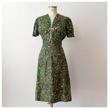 Carica l&#39;immagine nel visualizzatore di Gallery, 1940s - Stunning Abstract Floral Green Cotton Dress - W33 (84cm)
