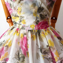 Laden Sie das Bild in den Galerie-Viewer, 1950s - Adorable Roseprint Lightweight Satin Dress - W27.5 (70cm)
