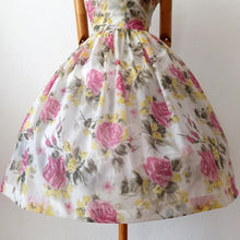 Cargar imagen en el visor de la galería, 1950s - Adorable Roseprint Lightweight Satin Dress - W27.5 (70cm)
