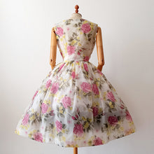 Laden Sie das Bild in den Galerie-Viewer, 1950s - Adorable Roseprint Lightweight Satin Dress - W27.5 (70cm)
