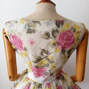 1950s - Adorable Roseprint Lightweight Satin Dress - W27.5 (70cm)