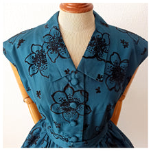 Cargar imagen en el visor de la galería, 1950s - Exquisite Teal Blue Satin &amp; Velvet Dress - W30 (76cm)
