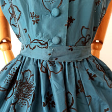 Cargar imagen en el visor de la galería, 1950s - Exquisite Teal Blue Satin &amp; Velvet Dress - W30 (76cm)
