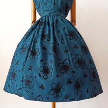 Cargar imagen en el visor de la galería, 1950s - Exquisite Teal Blue Satin &amp; Velvet Dress - W30 (76cm)
