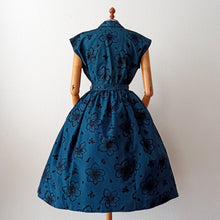 Cargar imagen en el visor de la galería, 1950s - Exquisite Teal Blue Satin &amp; Velvet Dress - W30 (76cm)
