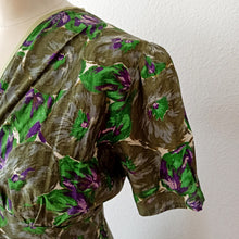 Cargar imagen en el visor de la galería, 1940s - Stunning Abstract Floral Green Cotton Dress - W33 (84cm)
