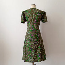 Carica l&#39;immagine nel visualizzatore di Gallery, 1940s - Stunning Abstract Floral Green Cotton Dress - W33 (84cm)
