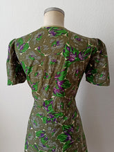 Cargar imagen en el visor de la galería, 1940s - Stunning Abstract Floral Green Cotton Dress - W33 (84cm)
