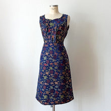 Laden Sie das Bild in den Galerie-Viewer, 1950s - Stunning Oriental Embroidery Jacket &amp; Dress Set - W30 (76cm)

