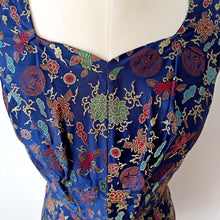 Laden Sie das Bild in den Galerie-Viewer, 1950s - Stunning Oriental Embroidery Jacket &amp; Dress Set - W30 (76cm)
