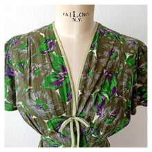 Laden Sie das Bild in den Galerie-Viewer, 1940s - Stunning Abstract Floral Green Cotton Dress - W33 (84cm)
