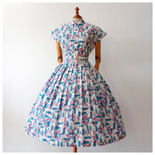 Carica l&#39;immagine nel visualizzatore di Gallery, 1950s - Adorable Floral Cotton Belted Dress  - W31 (78cm)
