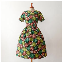 Carica l&#39;immagine nel visualizzatore di Gallery, 1950s - Fabulous Colors Floral Cotton Dress  - W30 (76cm)
