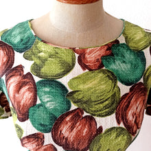 Laden Sie das Bild in den Galerie-Viewer, 1950s - Fabulous Colors Floral Cotton Dress  - W30 (76cm)
