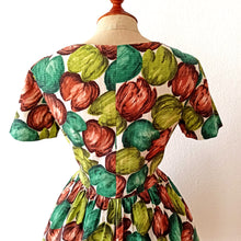 Laden Sie das Bild in den Galerie-Viewer, 1950s - Fabulous Colors Floral Cotton Dress  - W30 (76cm)
