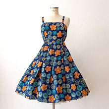 Laden Sie das Bild in den Galerie-Viewer, 1950s - Fabulous Novelty Print Bolero Dress  - W29 (74cm)

