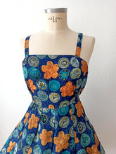 Laden Sie das Bild in den Galerie-Viewer, 1950s - Fabulous Novelty Print Bolero Dress  - W29 (74cm)
