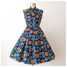 Laden Sie das Bild in den Galerie-Viewer, 1950s - Fabulous Novelty Print Bolero Dress  - W29 (74cm)
