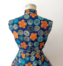 Laden Sie das Bild in den Galerie-Viewer, 1950s - Fabulous Novelty Print Bolero Dress  - W29 (74cm)
