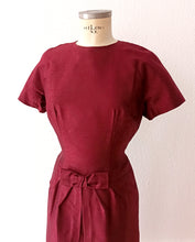 Charger l&#39;image dans la galerie, 1950s 1960s - Stunning Red Burgundy Wiggle Dress  - W28.5 (72cm)
