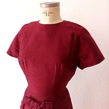 Laden Sie das Bild in den Galerie-Viewer, 1950s 1960s - Stunning Red Burgundy Wiggle Dress  - W28.5 (72cm)
