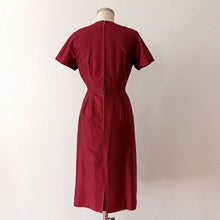 Laden Sie das Bild in den Galerie-Viewer, 1950s 1960s - Stunning Red Burgundy Wiggle Dress  - W28.5 (72cm)
