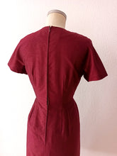 Carica l&#39;immagine nel visualizzatore di Gallery, 1950s 1960s - Stunning Red Burgundy Wiggle Dress  - W28.5 (72cm)
