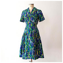 Laden Sie das Bild in den Galerie-Viewer, 1940s 1950s - GOLTNATEL, Germany - Abstract Rayon Dress - W28 (72cm)
