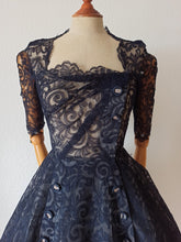 Laden Sie das Bild in den Galerie-Viewer, 1940s 1950s - Outstanding Beauty Lace Dress  - W25/26 (64/66cm)
